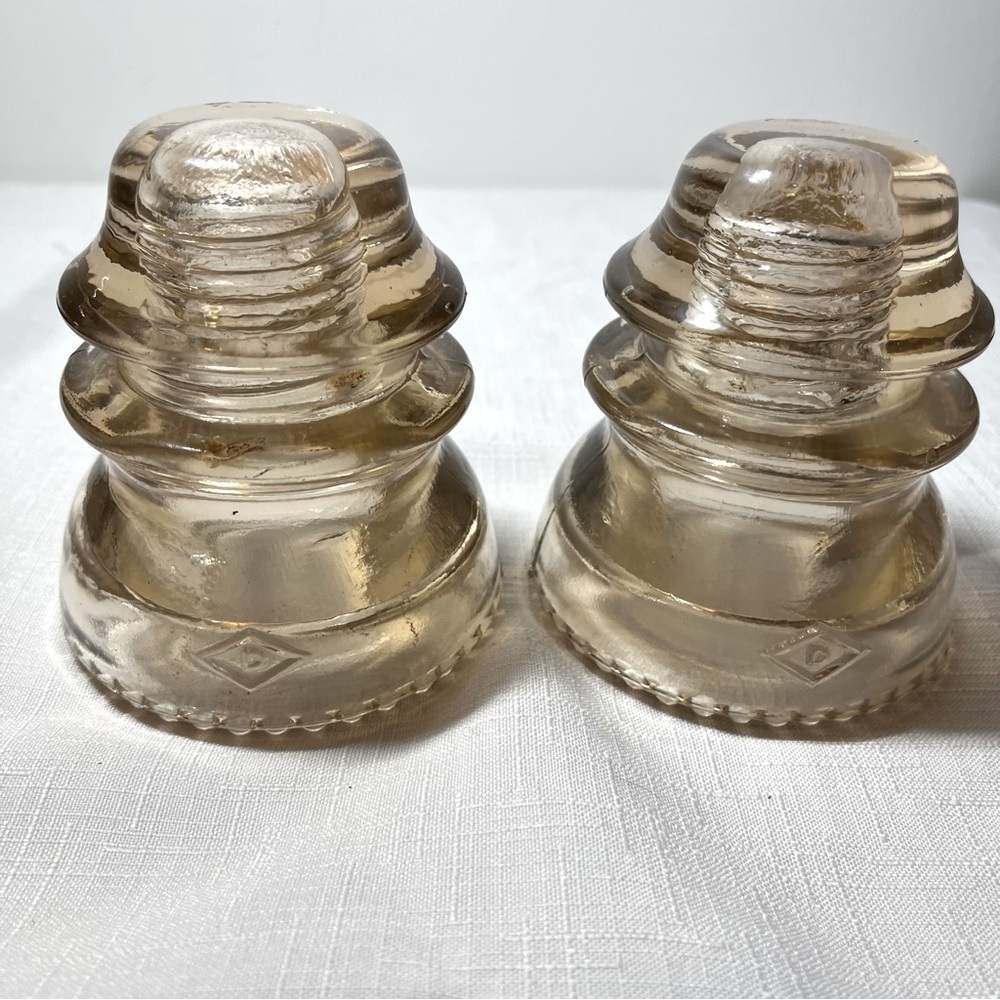 Vintage Glass Insulators.l
Old. Diamond on front
Ruffled edge